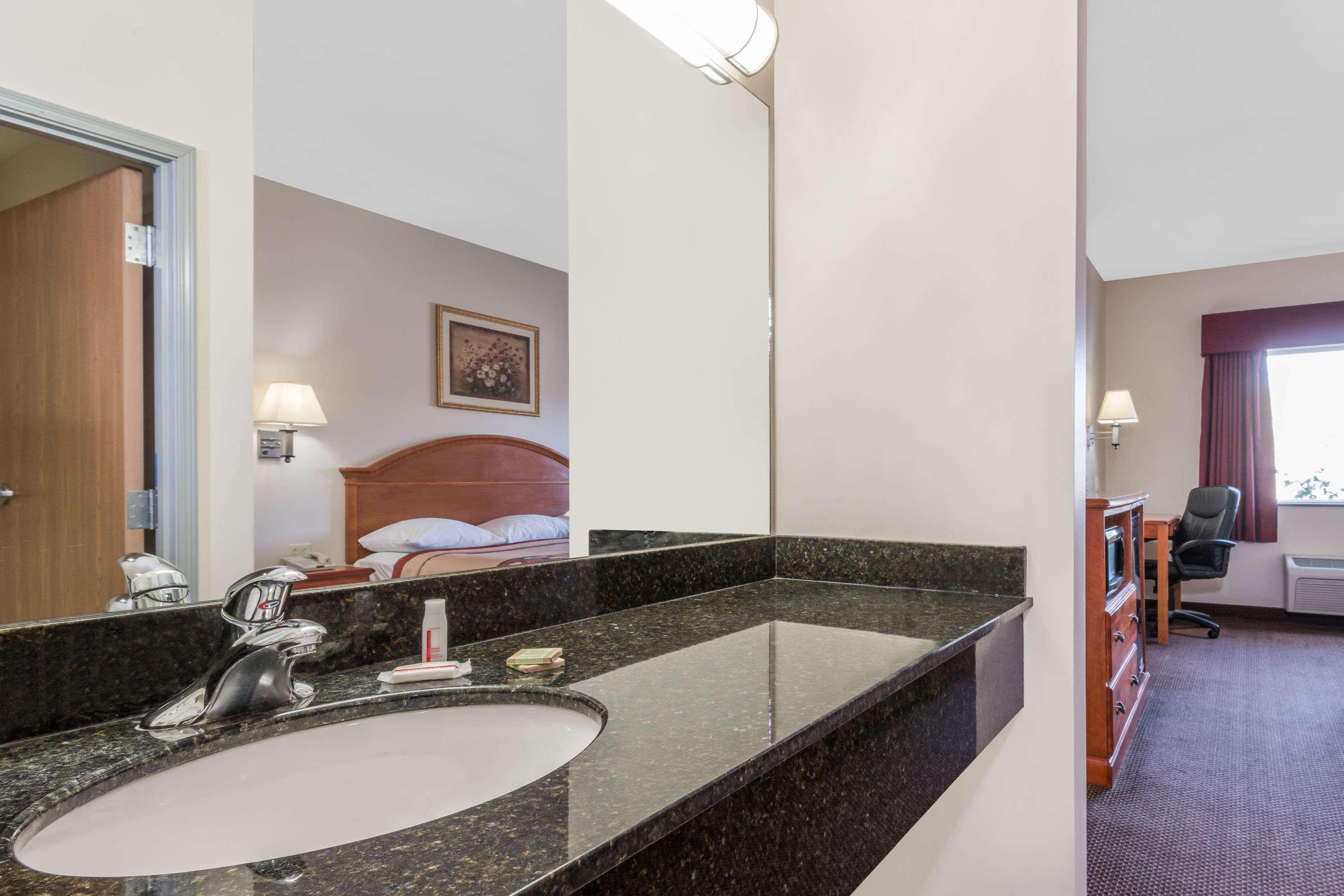 Super 8 By Wyndham Salina Hotel Luaran gambar